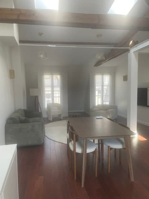 APPARTEMENT ATYPIQUE REFAIT A NEUF PLEIN DE CHARME - Paris