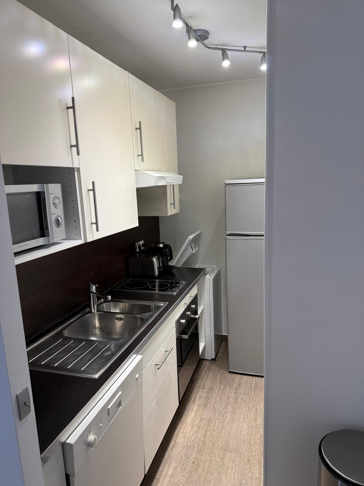 APPARTEMENT MEUBLE AVEC TERRASSE - Image 4