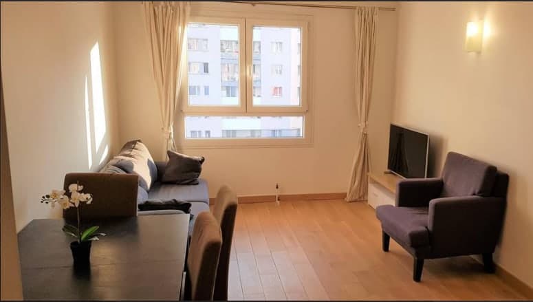Propriété similaire pièces meublé lumineux avec 2 chambres, parking et cave