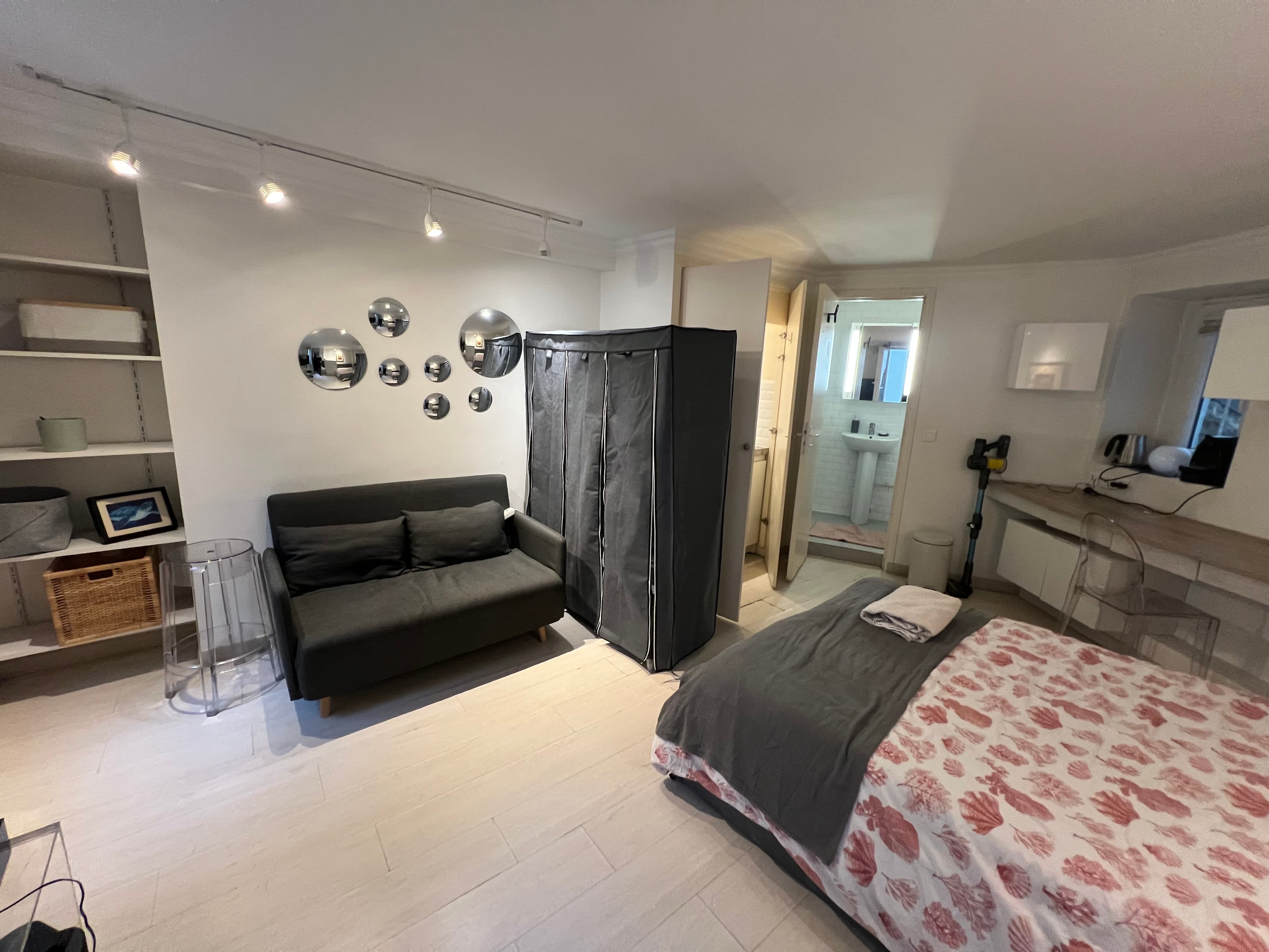 Champs-Elysées Studio